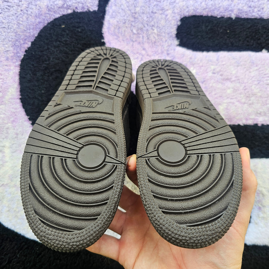 Jordan 1 Low Travis PS “Velvet”
Size 3Y